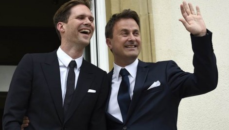 Primeiro-ministro luxemburguês Xavier Bettel ao lado de seu companheiro arquiteto belga Gauthier Destenay durante o casamento, em Luxemburgo