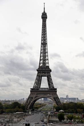 Torre Eiffel não abriu nesta sexta por greve de trabalhadores