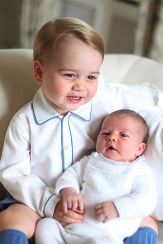 As fotografias mostram o pequeno vestido em azul e branco abraçando sua irmã, toda de branco