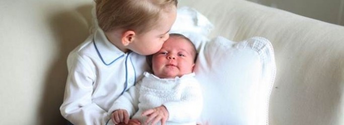 As fotografias mostram o pequeno vestido em azul e branco abraçando sua irmã, toda de branco