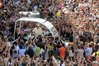 Em visita ao Santo Sudário, Papa critica máfia e corrupção