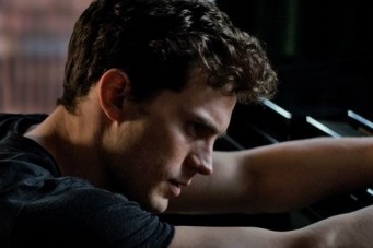 O sedutor Christian Grey, vivido por Jamie Dornan nos cinemas, é o narrador na nova obra da saga