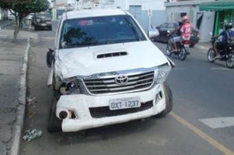 Homem com carro roubado bate em viatura policial durante perseguição 
