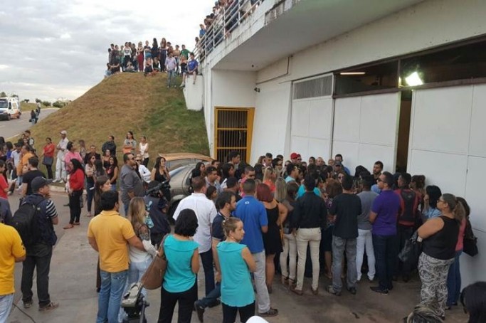 Foto: Familliares e amigos de Cristiano Araújo vão ao velório do