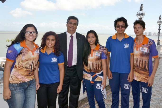 Governador Flávio Dino recebe estudantes que irão representar Maranhão em Torneio de Robótica na Austrália