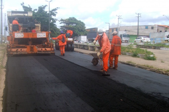Bairro da Vila Palmeira recebe asfalto novo em 18 vias 