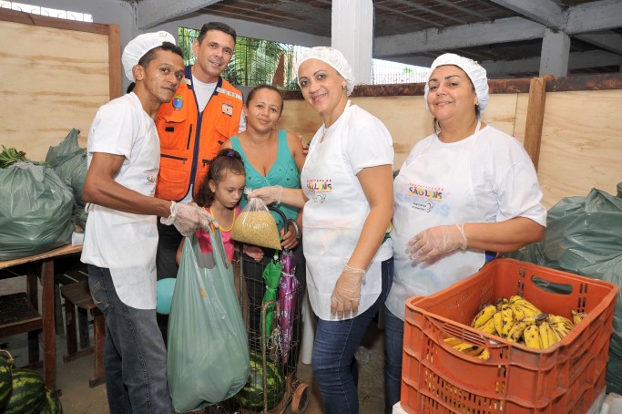 Prefeito Edivaldo entrega alimentos do PAA a famílias da Vila Janaína?