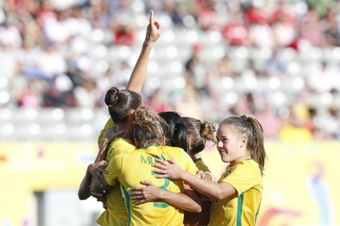 Seleção feminina passou pelo México e agora aguarda o outro finalista para disputar a taça