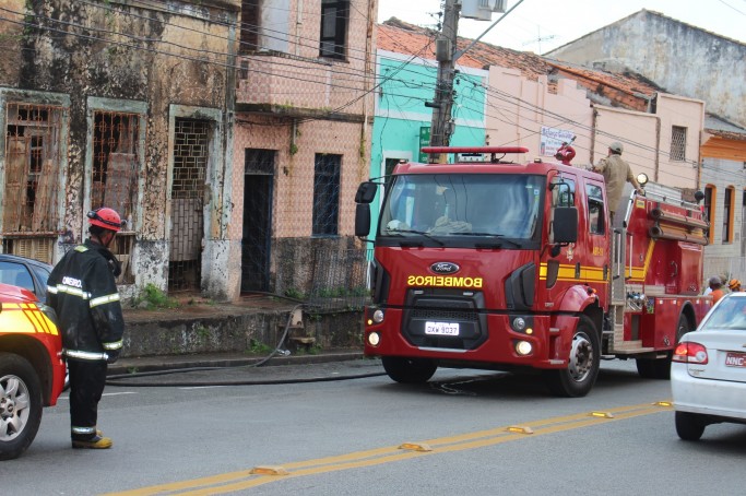   Prédio pega fogo na rua do  Egito em São Luis