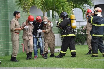 Bombeiros fazem treinamento de resgate e socorro no Renascença