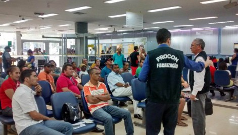 Fiscais do Procon Maranhão durante fiscalização em agência bancária no município de Pinheiro