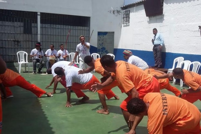 Detentos participam de capoeira durante evento da 16° Semana do Encarcerado