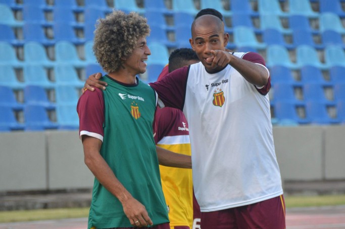 Diego Valderrama (à esquerda) conversa com Arlindo Maracanã durante treino