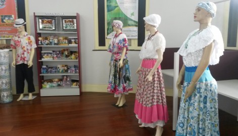 Exposição de vestimentas das coreiras do Tambor de Crioula. 