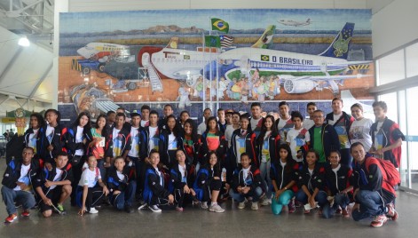 Delegação maranhense no Aeroporto de São Luís momentos antes do embarque para Fortaleza