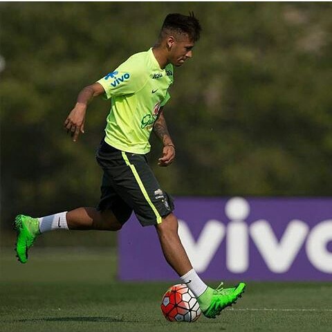 Neymar volta aos treinos com a seleção brasileira, mas não integra o time titular