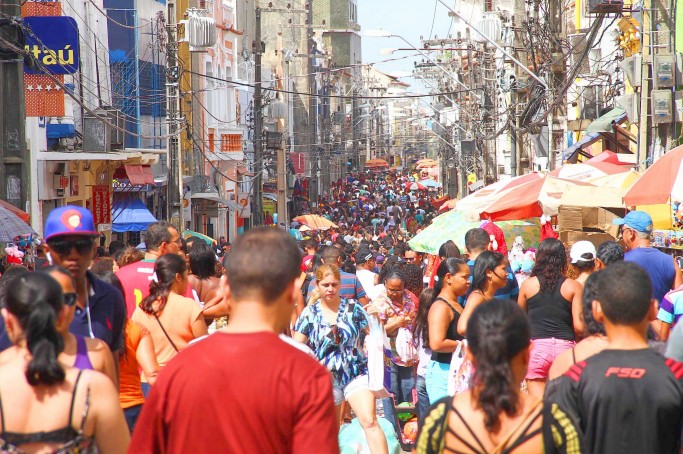 21/12/2014. Crédito: Gilson Teixeira/OIMP/D.A Press. Brasil. São Luís - MA. Rua Grande fica lotada no domingo que antecede as festas natalinnas