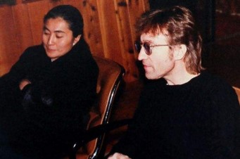 Yoko Ono e John Lennon em uma das imagens que estão em lote do leilão