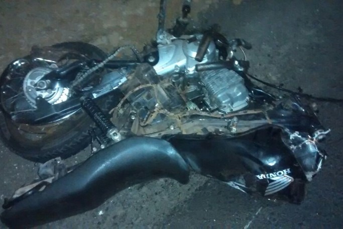 Um acidente entre um automóvel e uma motocicleta na BR 316