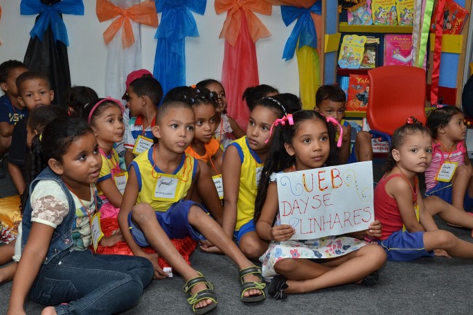 Espaço é destaque na Feira do Livro em São Luís Crianças assistindo as apresentações