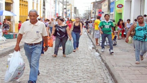 Segundo o proprietário de uma loja, as pessoas levaram um volume maior de compras; hoje diminuiu bastante