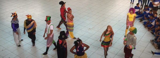 Estudantes da rede municipal de ensino assistem a apresentação dos alunos do Centro de Artes Cênicas do Maranhão.