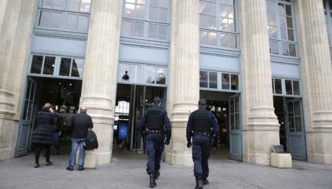 Policiais patrulham a estação Gare Du Nord, um dos alvos dos terroristas na sexta-feira 