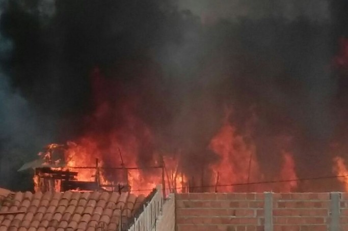 Incêndio na região do Ipase de Baixo atinge cinco residências