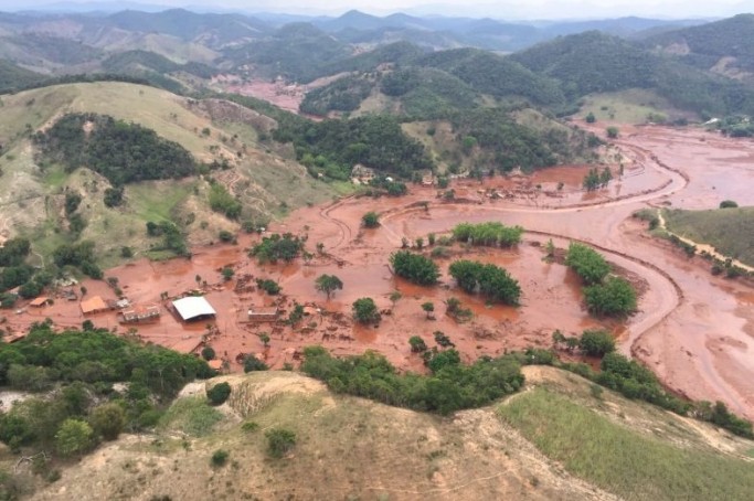 Vista aérea da cidade de Mariana depois da invasão de lama e rejeitos de mineiro - Foto: Agência Brasil