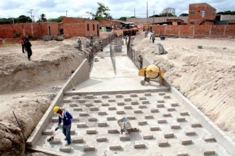 Prefeitura intensifica obra de conclusão da construção do canal do Cohatrac