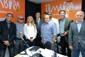 Governador Flávio Dino concede entrevista durante transmissão integrada de rádios