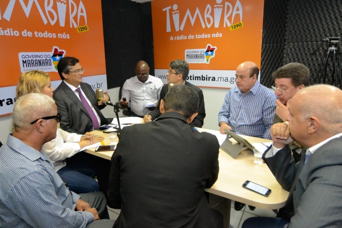 Governador Flávio Dino concede entrevista durante transmissão integrada de rádios
