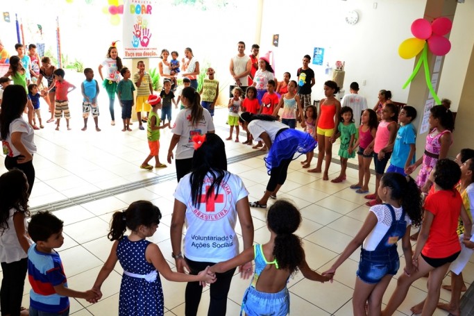 Ação solidária atrai crianças e adultos no bairro do Angelim