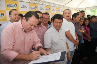 Governador em exercício Carlos Brandão, ao lado do secretário de Articulação Política, Márcio Jerry, e outras autoridades em visita à cidade de Colinas