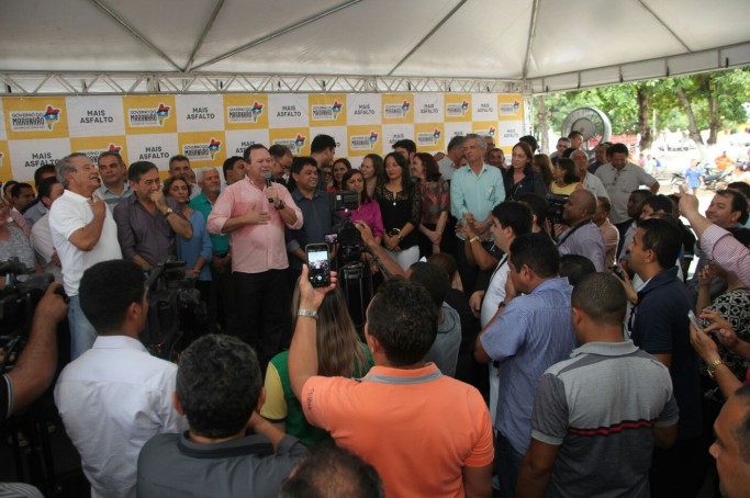 Governador em exercício Carlos Brandão, ao lado do secretário de Articulação Política, Márcio Jerry, e outras autoridades em visita à cidade de Colinas