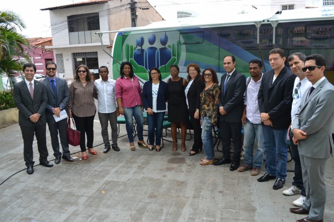 Com ônibus-escritório, Procon, Viva Cidadão e DPE ofertam serviços à comunidade