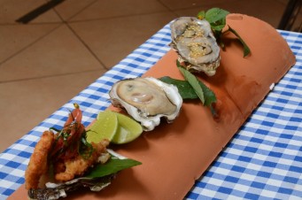 Combinação de ostras temperadas com granibé de caipirinha é um dos destaque do menu (centro)
