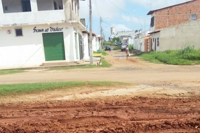 Moradora denuncia falta de infraestrutura na Estrada da Vitória