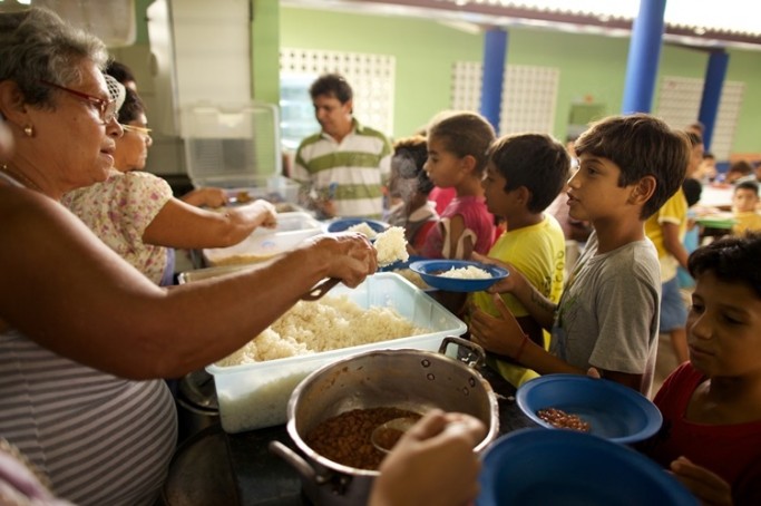 Merendeiras servindo criancas na Escola Municipal Flavio Portela Marcilio, Comunidade Dom Mauricio, Quixada, Ceara. A escola participa do programa PAA. Ministerio do Desenvolvimento Social.