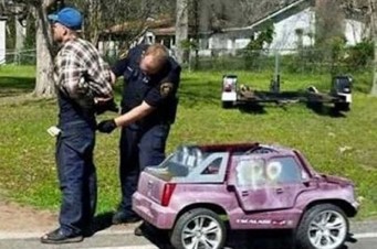 Carro de brinquedo roubado