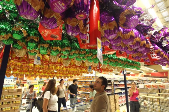 CVD3 SAO PAULO 25.02.2009 ECONOMIA  VENDA DE OVOS DE PASCOA Ovos de chocolate em exposição na loja do supermercado Wal Mart no bairro da Barra Funda , região central.  FOTO CLAYTON DE SOUZA/AE