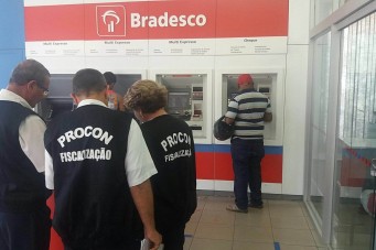 Fiscais do Procon em  ação em uma agência bancária em Caxias.