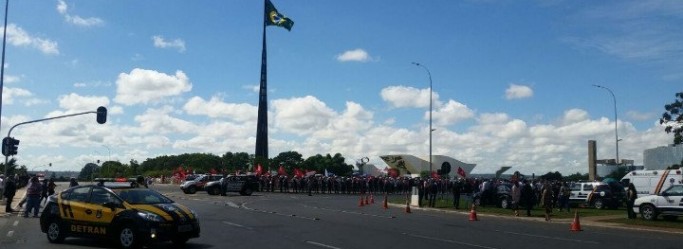 Polícia Militar impede a aproximação de manifestantes nos arredores do Planalto