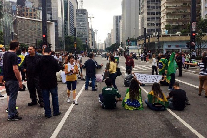 O bloqueio na Avenida Paulista ocorre desde o início da noite de ontem