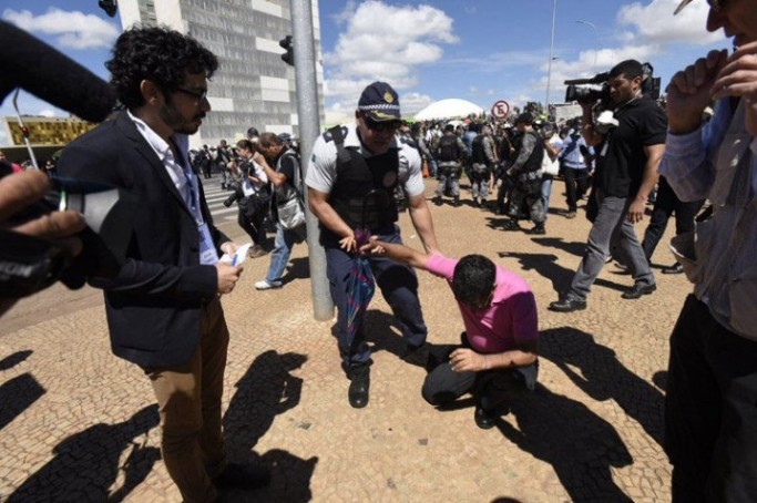 Manifestante é levado por policial após confusão na Praça dos Três Poderes