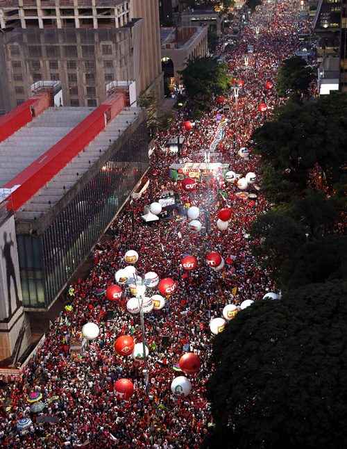 Manifestantes na Avenida Paulista: discursos com ataques à oposição, à imprensa e pedidos de união