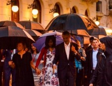 O presidente norte-americano, Barack Obama, e sua família passeiam por Havana