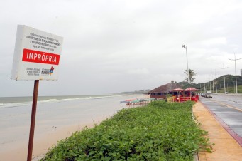 Poluição prejudica comércio nas praias