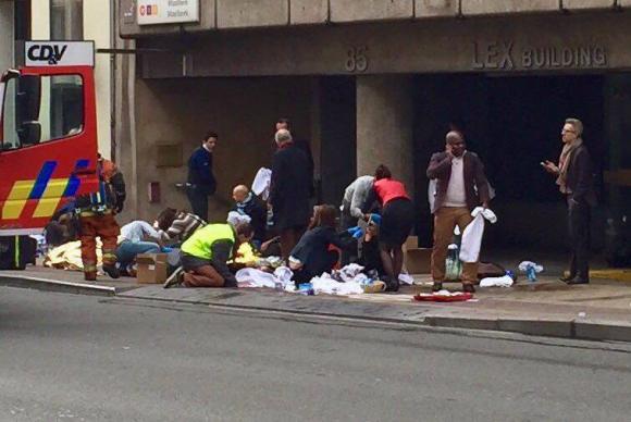 Equipes de emergência socorrem feridos em frente à estação Maelbeek do metrô, em Bruxelas. Explosões fizeram o governo fechar todos os serviços de metrô da cidade. Outras explosões no aeroporto da capital deixaram 13 mortos 