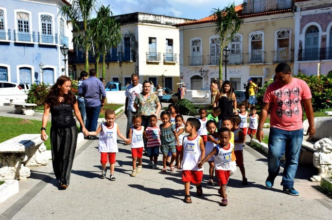 Crianças da rede municipal de ensino participam do plantio de árvores na Praça Benedito Leite